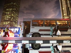 Banjir di Exit Tol Srengseng, Lalin Dialihkan