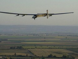 Pesawat Tenaga Surya Solar Impulse Tuntaskan Penerbangan Lintas Atlantik