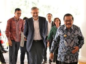 Gubernur Jatim Sambut Dubes Inggris di Grahadi Bahas Izin Prinsip Investasi Gubernur Jatim Sambut Dubes Inggris di Grahadi Bahas Izin Prinsip Investasi