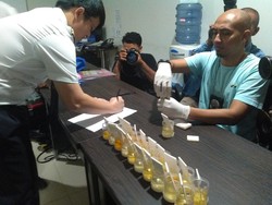 Petugas Gabungan Tes Urine Pilot di Bandara Husein Sastranegara