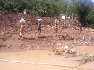 Jalan Ambrol Terkena Longsor, 2 Desa di Purworejo Masih Terisolir Jalan Ambrol Terkena Longsor, 2 Desa di Purworejo Masih Terisolir
