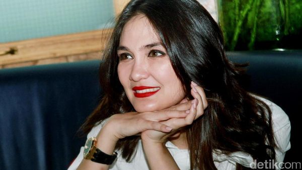 Bibir Merah Luna Maya, Kedekatan Dirly dan Celine Evangelista