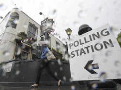 Referendum Uni Eropa Dimulai, Warga Inggris Antre di Bawah Hujan