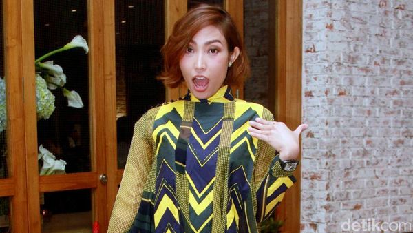 Jadi Ibu, Ayu Dewi Tetap Centil!