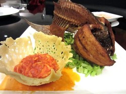 Palalada: Krenyes Pedas Ikan Gurame Goreng Sambal Mangga