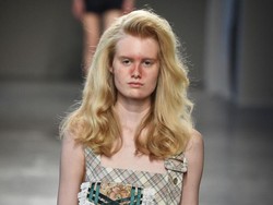 Model dengan Jerawat Palsu Ramaikan Panggung Milan Mens Fashion Week