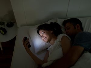 Kebiasaan Buruk di Tempat Tidur Picu Smartphone Blindness
