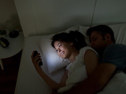 Kebiasaan Buruk di Tempat Tidur Picu Smartphone Blindness