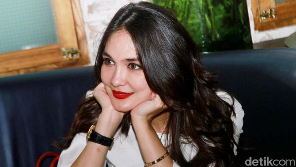 Bibir Merah Menyala Luna Maya