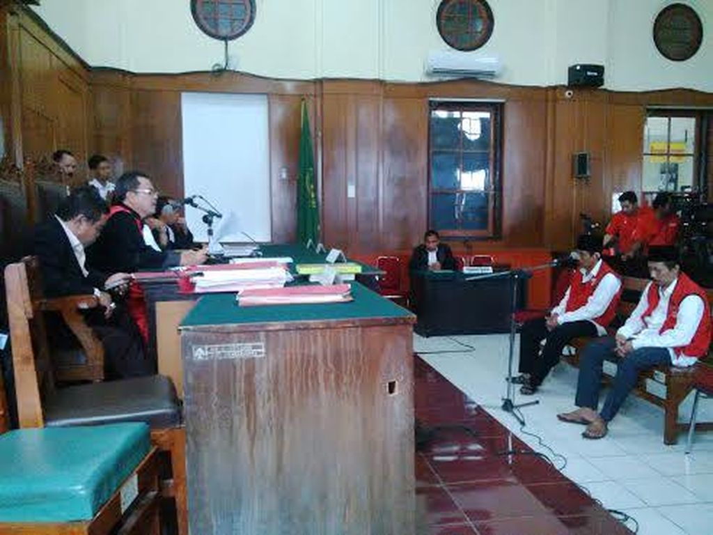 Otak Pembunuhan Salim Kancil Divonis 20 Tahun Penjara Otak Pembunuhan Salim Kancil Divonis 20 Tahun Penjara