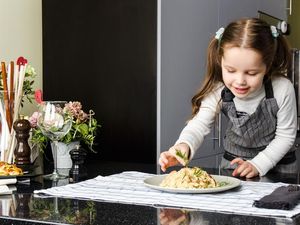 Tata Meja dan Peralatan Makan Bisa Membentuk Pola Makan Sehat Anak