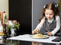 Tata Meja dan Peralatan Makan Bisa Membentuk Pola Makan Sehat Anak
