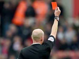 Lihat Lagi Momen Pemain Bola Pukul Wasit Perempuan dari Belakang