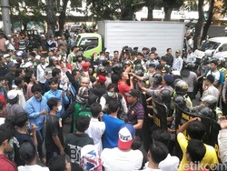 Polisi Bikin Pagar Betis, Ahok Lolos dari Hadangan Pendemo di Penjaringan