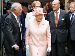 Ratu Elizabeth II Mulai Ikut Memakai Busana Lama Seperti Kate Middleton