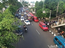 Angkutan Umum Ngetem Seenaknya Bikin Arus Lalin di Tanjung Barat Tersendat