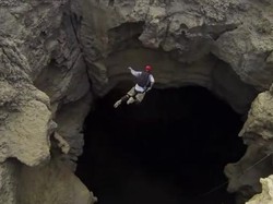 Terjun Payung ke Sarang Jin, Cuma di Oman