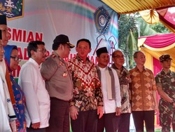 Ahok Resmikan RPTRA, Demonstran Dijaga Polisi