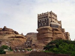 Uniknya Yaman, Ada Istana di Atas Bukit Batu