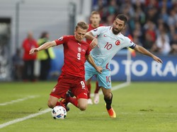 Cemoohan Suporter Turki Sampai Bikin Ibu Arda Turan Menangis