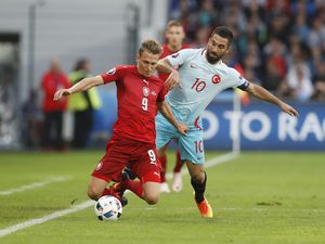 Cemoohan Suporter Turki Sampai Bikin Ibu Arda Turan Menangis Cemoohan Suporter Turki Sampai Bikin Ibu Arda Turan Menangis