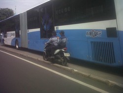 Petugas Sudinsos Terobos Jalur TransJ di Cawang