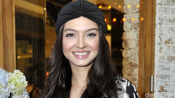 Raline Shah Cantik Berkaftan