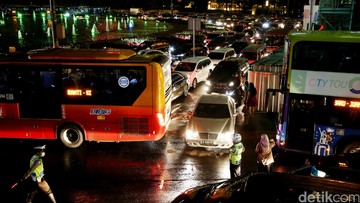 Komunitas Motor Parkir Tutup Jalan di Thamrin, Langsung Dibubarkan Polisi