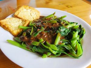 Yuk, Bikin Kangkung dengan Siraman Bumbu Rujak yang Enak Untuk Berbuka Puasa