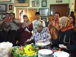 Ultah ke-91, Istri Jenderal Hoegeng Dapat Kejutan dari Polres Depok