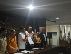 Hanura Serahkan Surat Dukungan Resmi kepada Ahok untuk Pilgub 2017