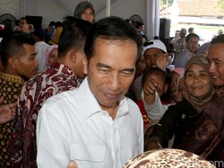 Presiden Jokowi Serahkan Zakat Rp 40 Juta Lewat Baznas di Istana