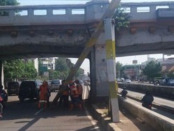 Portal Pembatas Ketinggian Kendaraan di Kolong Perlintasan KA Matraman Jatuh