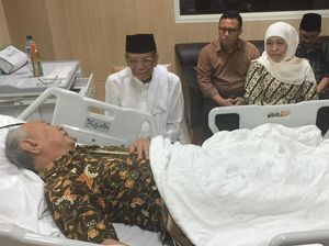 Mensos Khofifah dan Hasyim Muzadi Besuk Gus Solah di Rumah Sakit