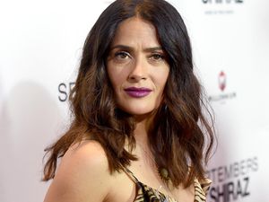 Roar! Salma Hayek Dibalut Dress Motif Macan