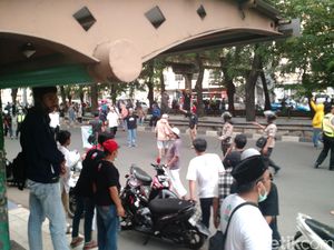 Massa yang Sempat Coba Tahan Mobil Ahok di Penjaringan Bubar Massa yang Sempat Coba Tahan Mobil Ahok di Penjaringan Bubar
