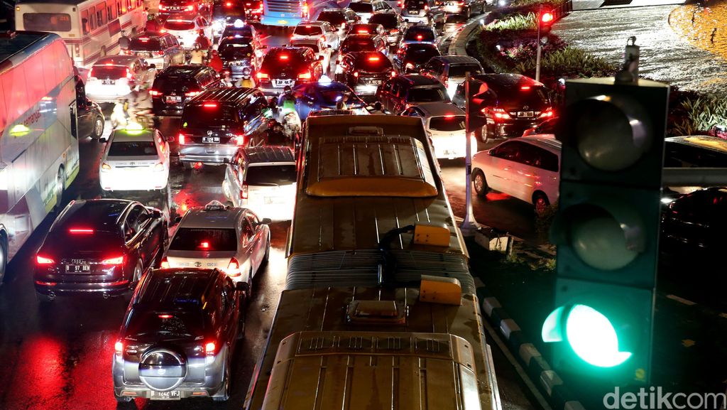 Kemacetan Thamrin Warnai Jam Buka Puasa Kemacetan Thamrin Warnai Jam Buka Puasa