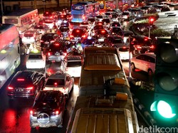 Lenteng Agung Arah Pasar Minggu Macet di Titik Perlintasan Kereta
