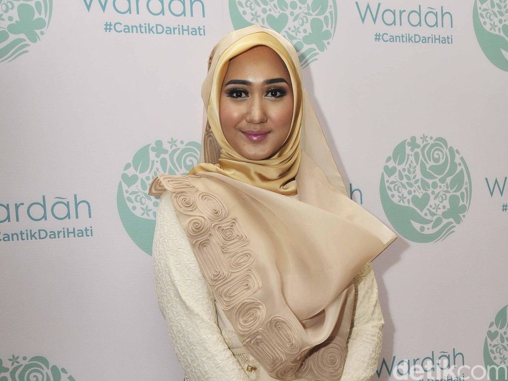 Tips Tampil Stylish Saat Lebaran dari Dian Pelangi Tips Tampil Stylish Saat Lebaran dari Dian Pelangi