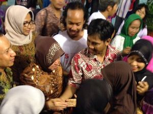 Buka Bersama Warga Rusunawa Romo Kalisari, Risma Janjikan Pekerjaan