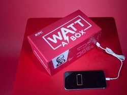 Dengan Kotak KFC Ini, Orang Bisa Makan Ayam Goreng Sambil Isi Baterai HP