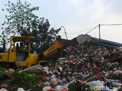 Ada Kendala di Bantargebang, Begini Tumpukan Sampah di Pasar Minggu!
