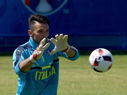 Buffon dan De Gea di Mata Darmian