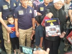 Opick dan Kapolres Kediri Bagi-bagi Bingkisan ke Pengguna Jalan