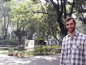 Rajin Kirim Kartu Pos, Bule Mualaf Bisa Keliling Dunia Gratis