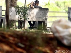 Jangan Tiru Gaya Ngabuburit di Kawasan Kanal Banjir Timur ini!