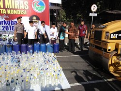 Safari Ramadan, Menteri Yuddy ke Banyuwangi dan Ikut Musnahkan Miras di Polres