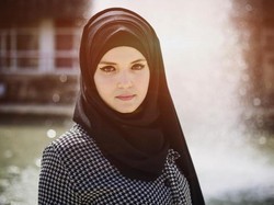 Ketombe di Balik Jilbab, Tidak Kelihatan Tapi Mengganggu