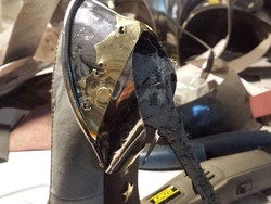 So Sweet, Pria Ini Reparasi Sepatu Kekasihnya yang Rusak Jadi Futuristik