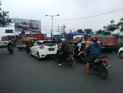 Aktivitas Gudang Meningkat, Truk Trailer Bikin Jalan Margomulyo Macet